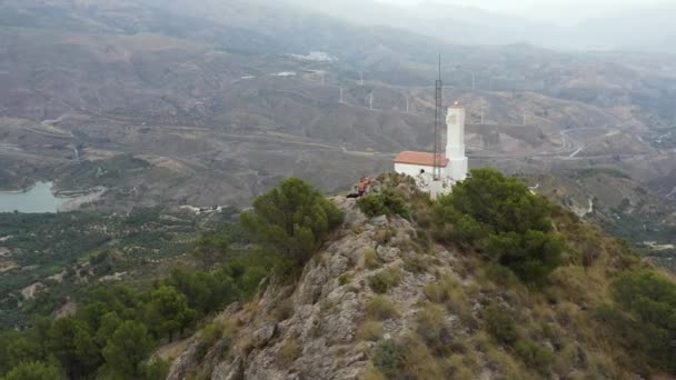Ludzie Skalistym Wzgórzu Małym Białym Kościółkiem Lecrin Valley Granada Hiszpania — Wideo stockowe