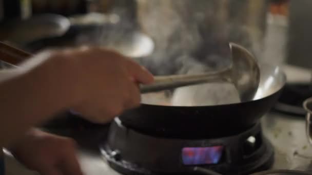 Feche Bem Chef Fritando Legumes Balança Wok Adicionando Ingredientes Interior — Vídeo de Stock