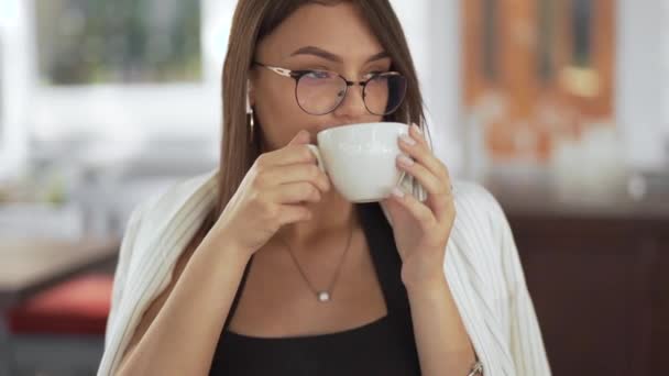 Attraktive Junge Frau Mit Brille Sitzt Draußen Einem Café Und — Stockvideo