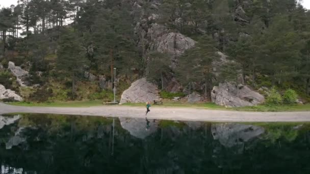Γυναίκα Στην Άκρη Μιας Λίμνης — Αρχείο Βίντεο