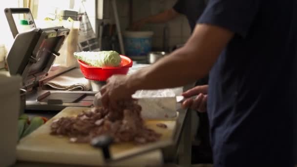 Крупный Передний Угол Снимка Шеф Повара Сохраняющего Нарезанное Мясо Полиэтиленовом — стоковое видео