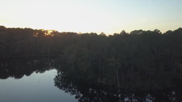 Disparo Aéreo Que Asciende Sobre Lago Atardecer Con Destello Lente — Vídeo de stock