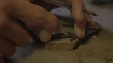 Mahogany tahtasını ana hatları saptayıcı ok şekli ile klemplemek