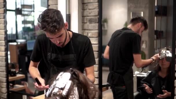 Fryzjer Pracujący Nad Kobiecymi Włosami — Wideo stockowe
