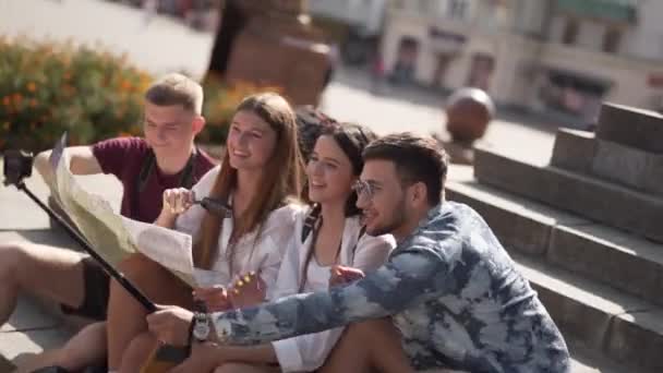 Ευτυχισμένοι Φίλοι Που Ταξιδεύουν Μαζί Κοιτάζοντας Χάρτη Και Βγάζοντας Selfies — Αρχείο Βίντεο