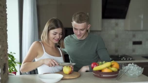 Par Amigos Cortando Una Manzana Para Una Ensalada Frutas Saludable — Vídeos de Stock