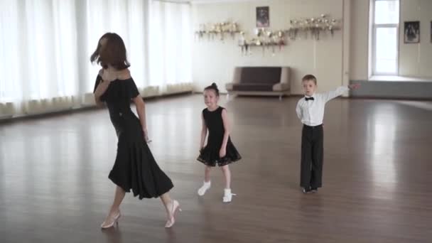 Handhållen Bild Vacker Ung Danslärare Ger Söt Pojke Och Flicka — Stockvideo