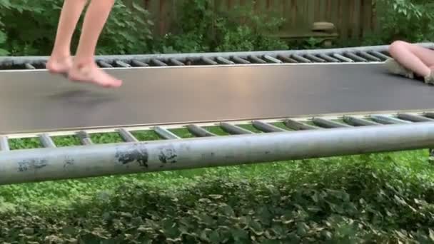 Blote Voeten Springen Neer Een Trampoline Slow Motion — Stockvideo