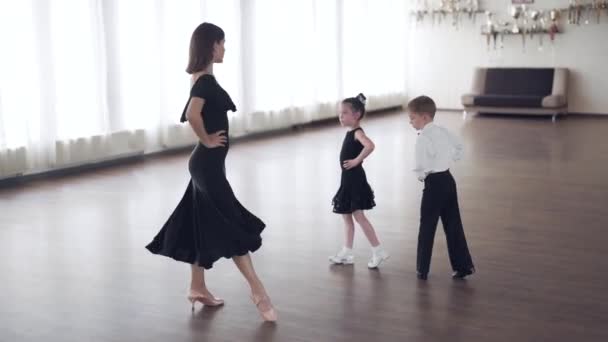 Prise Vue Main Beau Jeune Professeur Danse Donnant Garçon Une — Video