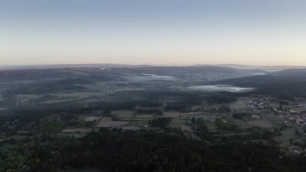 山の上に美しい霧の朝 日の出にポルトガルでドローン撮影 — ストック動画