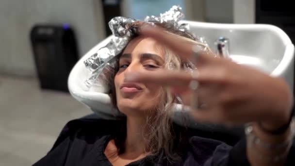 Bonne Femme Salon Coiffure — Video