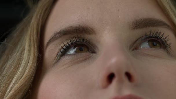 Primer Plano Los Ojos Marrones Una Joven Parpadeando Cámara Lenta — Vídeos de Stock