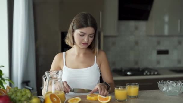 Young Girl Garnish Orange Juice Glasses Orange Slice — Stock Video