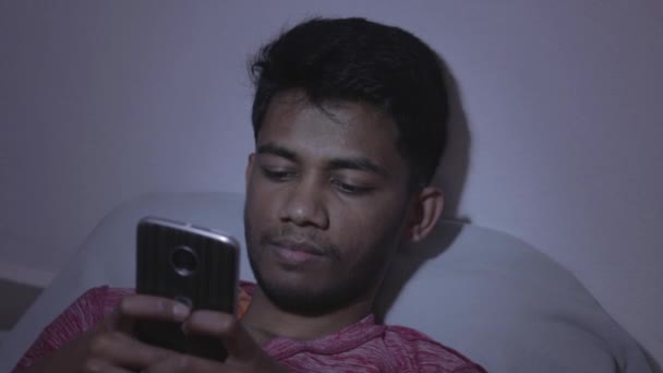 Close Jovem Adolescente Indiano Deitado Cama Usando Celular Enquanto Dormia — Vídeo de Stock