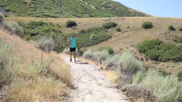 Foto Hombre Activo Corriendo Por Los Senderos Aire Libre Draper — Vídeo de stock