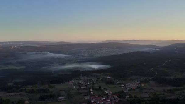 Prachtige Mistige Ochtend Een Berg Mistige Zonsopgang Schot Door Drone — Stockvideo