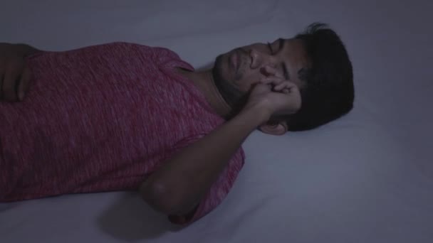 Conceito Distúrbio Sono Insônia Jovem Indiano Adulto Masculino Tentando Dormir — Vídeo de Stock