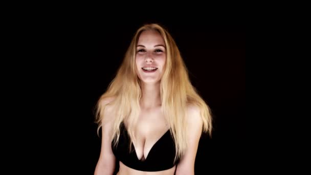 Cycata Blondynka Patrzy Prosto Kamerę Śmiejąc Się Wzruszając Ramionami — Wideo stockowe