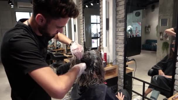 Barber Barví Dívčí Vlasy — Stock video