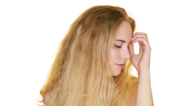 Mooi Blond Meisje Kijkt Van Links Naar Rechts Poseren Tegen — Stockvideo