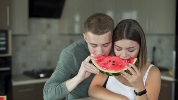 Gelukkig Paar Holding Watermeloen Het Nemen Van Beet Samen Keuken — Stockvideo
