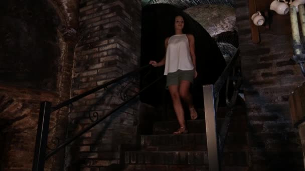 Femme Visitant Une Cave Classique — Video