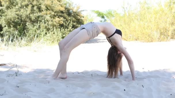 Молодая Женщина Делает Упражнения Пляже Солнечный Летний День Концепция Гибкого — стоковое видео