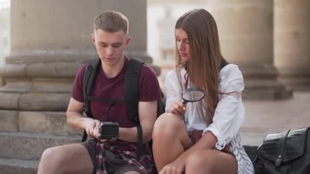 Foto Portátil Casal Turistas Sentado Nas Escadas Tirando Uma Selfie — Vídeo de Stock