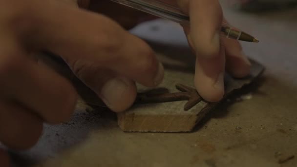 Sujeción Madera Caoba Con Contornos Forma Flecha Ancla — Vídeos de Stock