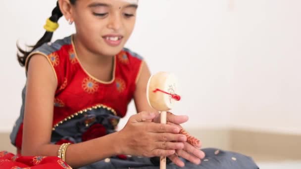 Criança Indiana Respondendo Com Damaruga Brinquedo Indiano Casa — Vídeo de Stock
