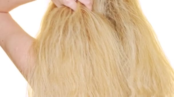 Γκρο Πλαν Άποψη Του Μακριά Ξανθά Μαλλιά Μιας Γυναίκας Από — Αρχείο Βίντεο