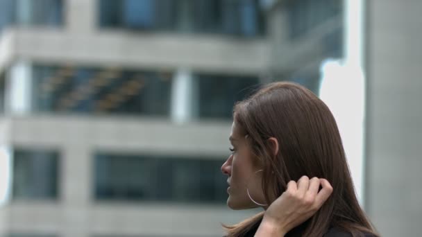 Uma Jovem Mulher Olha Redor Seu Entorno Ambiente Campus Moderno — Vídeo de Stock