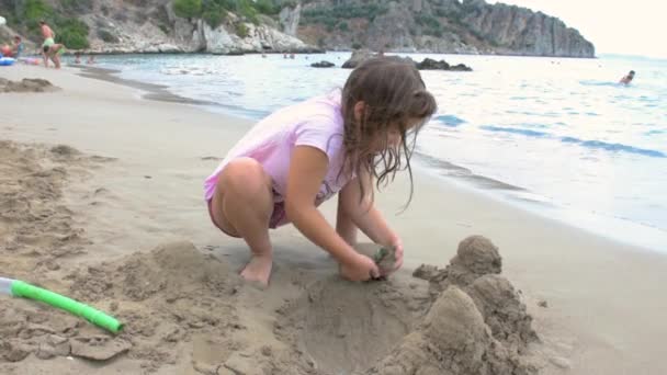 Ragazza Che Gioca Sulla Spiaggia Edificio Castello Sabbia — Video Stock