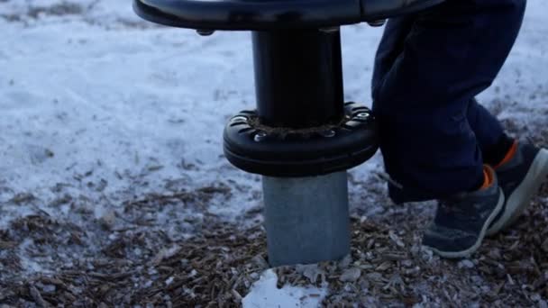 Karlı Kış Mevsiminde Parkta Dönen Küçük Bir Çocuk Var Ayaklarını — Stok video