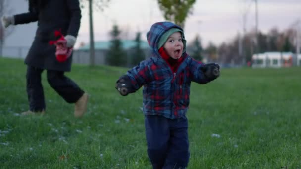 Junge Und Mutter Rennen Auf Kamera Draußen Auf Gras Nach — Stockvideo