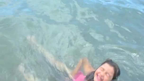 Ragazza Che Gioca Sulla Spiaggia Edificio Castello Sabbia — Video Stock