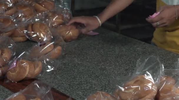 面包的包装和标签在面包店的塑料袋里 — 图库视频影像