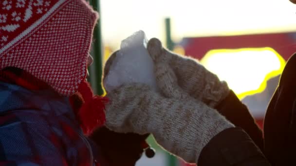 Jonge Jongen Moeder Spelen Met Brok Ijs Het Park Winter — Stockvideo