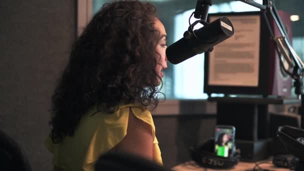 Mooie Jonge Vrouwelijke Luidspreker Met Krullend Haar Spreken Microfoon Voor — Stockvideo