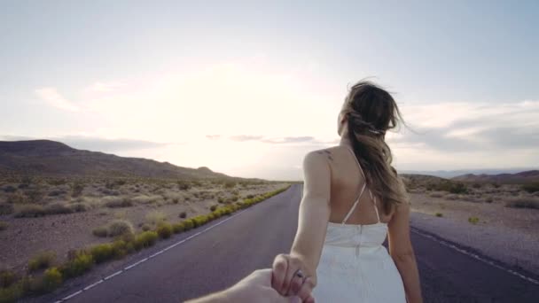 花嫁はスローモーションで夫の手を握って道路を歩いて — ストック動画