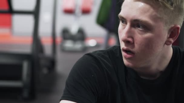 Spor Salonunda Çalışmaktan Yorgun Düşmüş Soluk Soluğa Genç Bir Beyaz — Stok video