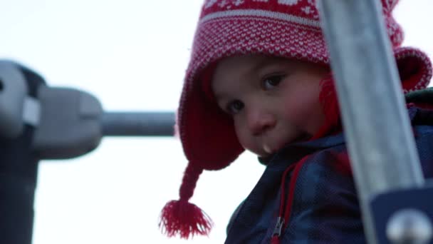 Bambino Cima Alla Struttura Gioco Inverno Guarda Dall Alto Verso — Video Stock