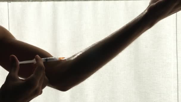 Wegwerpspuit Met Het Geneesmiddel Mannelijke Hand Die Zichzelf Injecteert Arm — Stockvideo