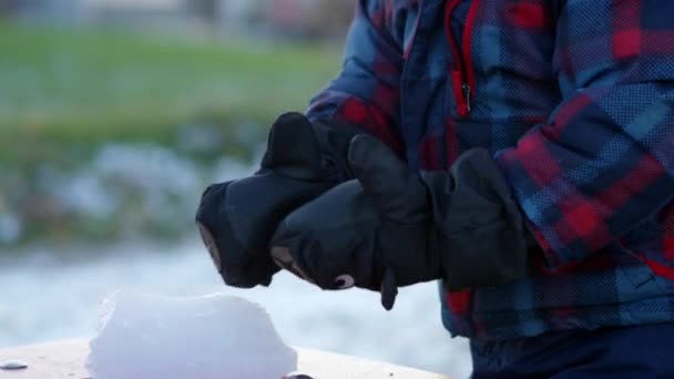 Kleinkind Spielt Herbst Freien Mit Eisbrocken Hautnah Händen — Stockvideo