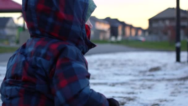 Молодий Хлопчик Який Прибув Місцевого Парку Після Першого Снігового Падіння — стокове відео