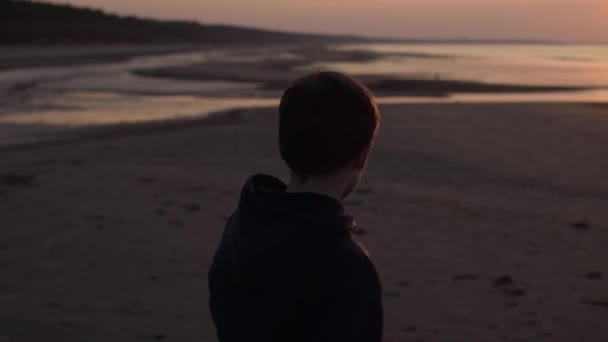 Pequeño Niño Lanzando Palo Atardecer Sobre Mar — Vídeos de Stock