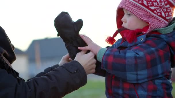 Matka Pomáhá Mladému Chlapci Nasadit Zimní Rukavice Parku Zblízka — Stock video