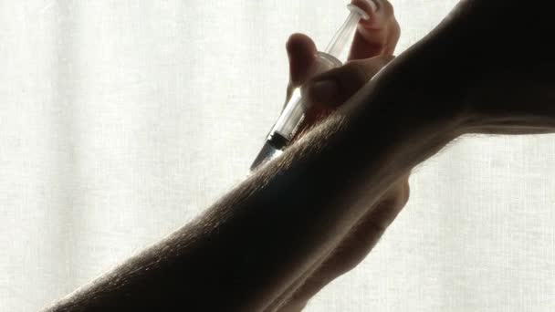 男性の手の中に薬で使い捨て注射器は 腕の中に自分自身を注入 クリッピングパスと白の背景に隔離 — ストック動画