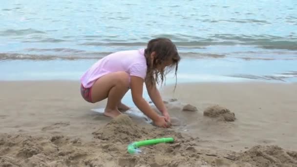 Mädchen Spielt Strand Und Baut Sandburg — Stockvideo