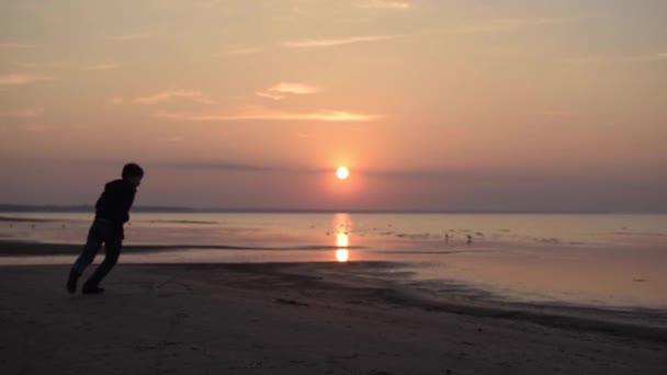 Niño Corriendo Saltando Celebrando Momentos Felices Vida Una Puesta Sol — Vídeo de stock